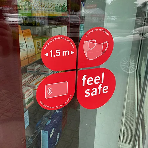 Vierteiliger Schaufensteraufkleber 25x25,4cm, rot – Verhaltensregeln »feel safe«