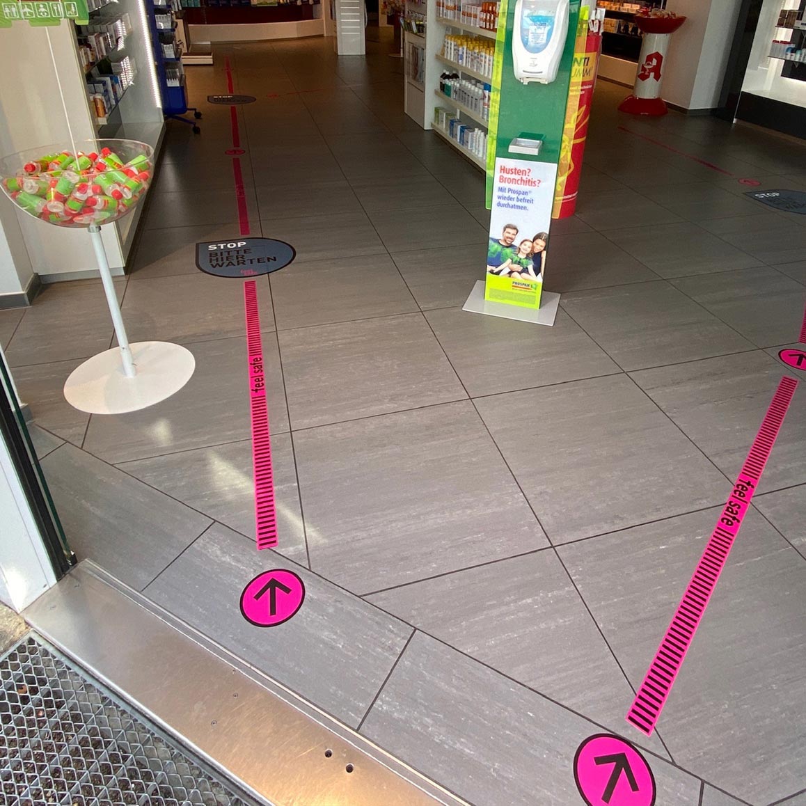 Hochwertige Fußbodenaufkleber mit speziellem Antirutsch Schutzlaminat mit der Beschriftung:
